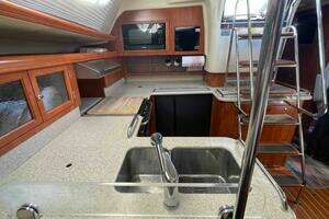 2010 Hunter 45 Center Cockpit thumbnail 4