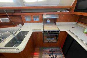2010 Hunter 45 Center Cockpit thumbnail 8