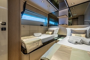 2018 Dominator Yachts Dominator Ilumen thumbnail 22