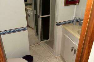 1998 Viking Motor Yacht thumbnail 27