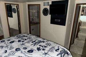 1998 Viking Motor Yacht thumbnail 22
