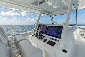 2024 Yellowfin 42 Offshore thumbnail 11