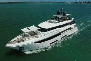 2023 Custom Line 33 Navetta thumbnail 3