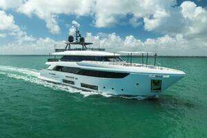 2023 Custom Line 33 Navetta thumbnail 1