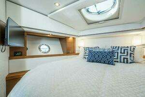 2023 Tiara Yachts 39 Coupe thumbnail 5