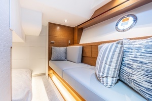 2023 Tiara Yachts 39 Coupe thumbnail 26