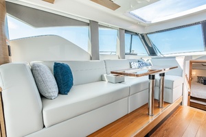 2023 Tiara Yachts 39 Coupe thumbnail 14