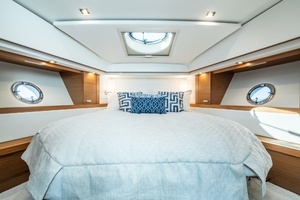 2023 Tiara Yachts 39 Coupe thumbnail 10