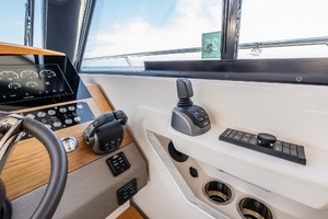 2023 Tiara Yachts 39 Coupe thumbnail 7