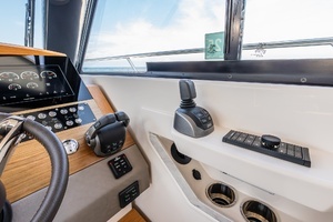 2023 Tiara Yachts 39 Coupe thumbnail 7