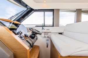 2023 Tiara Yachts 39 Coupe thumbnail 8