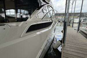 2017 Sea Ray 400 Sundancer thumbnail 25