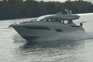 2017 Sea Ray 400 Sundancer thumbnail 1