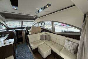 2017 Sea Ray 400 Sundancer thumbnail 6