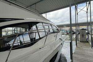2017 Sea Ray 400 Sundancer thumbnail 23
