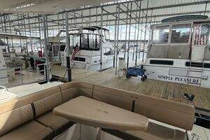 2017 Sea Ray 400 Sundancer thumbnail 12