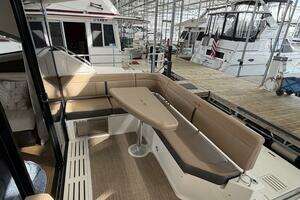 2017 Sea Ray 400 Sundancer thumbnail 15
