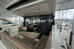 2017 Sea Ray 400 Sundancer thumbnail 14