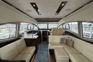 2017 Sea Ray 400 Sundancer thumbnail 5