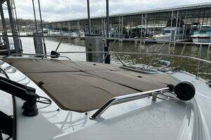 2017 Sea Ray 400 Sundancer thumbnail 18