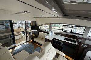 2017 Sea Ray 400 Sundancer thumbnail 7