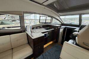 2017 Sea Ray 400 Sundancer thumbnail 9