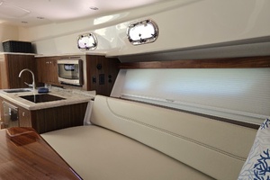 2019 Pursuit 355 Offshore thumbnail 7