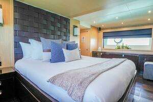 2016 Sunseeker 75 Yacht thumbnail 38