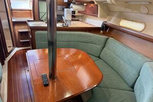 Treinta y Tres 33ft Hunter Yacht For Sale