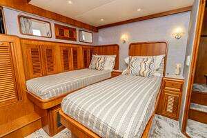 2000 Offshore Yachts Flushdeck thumbnail 42