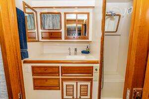 2000 Offshore Yachts Flushdeck thumbnail 43