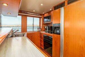 2000 Offshore Yachts Flushdeck thumbnail 25