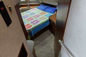 2000 Cruisers Yachts 4450 Express Motor Yacht thumbnail 53