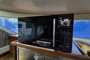2000 Cruisers Yachts 4450 Express Motor Yacht thumbnail 36