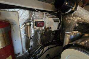 2000 Cruisers Yachts 4450 Express Motor Yacht thumbnail 69