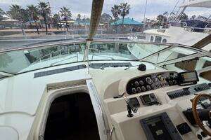 2000 Cruisers Yachts 4450 Express Motor Yacht thumbnail 27