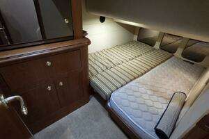 2000 Cruisers Yachts 4450 Express Motor Yacht thumbnail 47