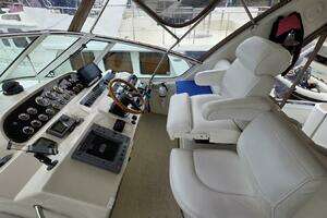 2000 Cruisers Yachts 4450 Express Motor Yacht thumbnail 18