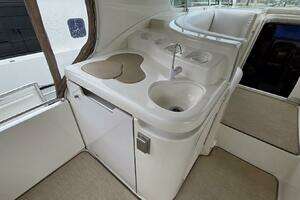 2000 Cruisers Yachts 4450 Express Motor Yacht thumbnail 15