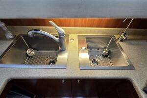 2000 Cruisers Yachts 4450 Express Motor Yacht thumbnail 43
