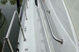 2000 Cruisers Yachts 4450 Express Motor Yacht thumbnail 9