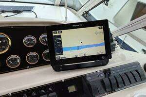 2000 Cruisers Yachts 4450 Express Motor Yacht thumbnail 24