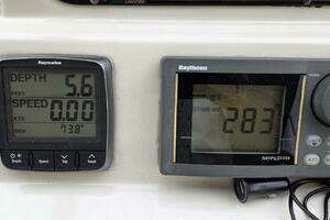 2000 Cruisers Yachts 4450 Express Motor Yacht thumbnail 22