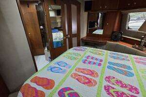 2000 Cruisers Yachts 4450 Express Motor Yacht thumbnail 55
