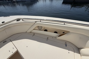 2018 Grady-White Freedom 335 thumbnail 10