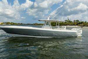 2015 Intrepid 375 CC thumbnail 2