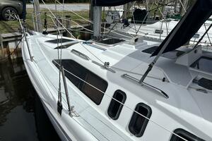Neon Leon 30ft Hunter Yacht For Sale