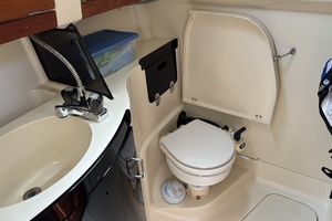 Neon Leon 30ft Hunter Yacht For Sale