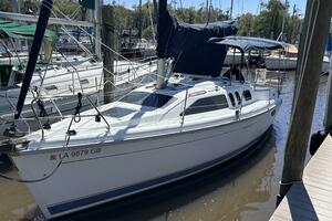 Neon Leon 30ft Hunter Yacht For Sale
