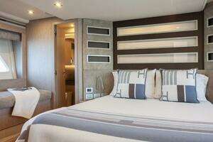 2018 Ferretti Yachts thumbnail 23